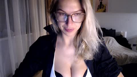 Snapshot of vivica_coke chatting on 01/22/25, 05:16 VI online show from 01/22/25, 05:16