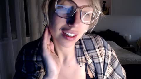 Snapshot of vivica_coke chatting on 02/06/25, 04:10 VI online show from 02/06/25, 04:10