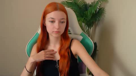 Snapshot of vivien_leight chatting on 02/25/26, 07:45 Vivien online show from 02/25/26, 07:45