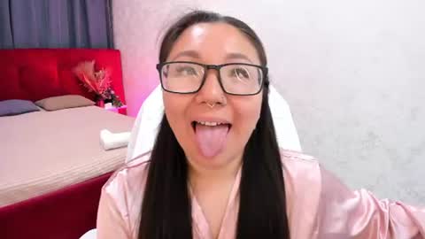 Snapshot of vivien_montclair chatting on 06/25/26, 01:05 Vivien online show from 06/25/26, 01:05