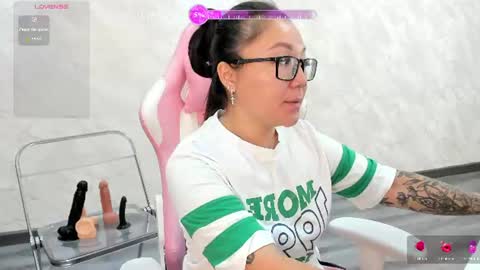 Snapshot of vivien_montclair chatting on 07/17/26, 12:06 Vivien online show from 07/17/26, 12:06