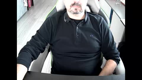 Snapshot of vonele chatting on 01/10/25, 01:41 Vonn online show from 01/10/25, 01:41