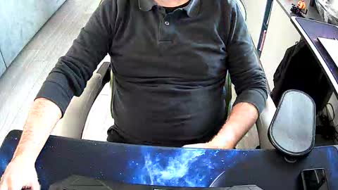 Snapshot of vonele chatting on 10/22/25, 07:41 Vonn online show from 10/22/25, 07:41