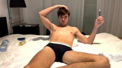 Snapshot of vouvoucouple chatting on 02/05/25, 06:37 Tim online show from 02/05/25, 06:37