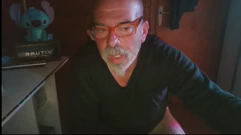 Snapshot of vuda77 chatting on 10/31/25, 11:17 oscar online show from 10/31/25, 11:17