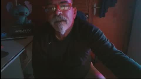 Snapshot of vuda77 chatting on 11/11/25, 08:42 oscar online show from 11/11/25, 08:42