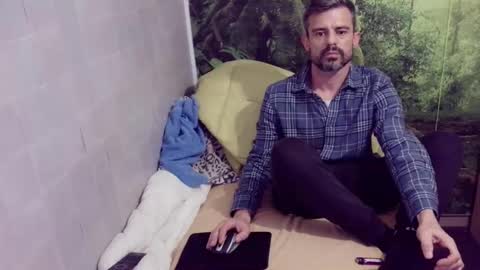 Snapshot of vuiljoske chatting on 12/17/25, 03:23 CBNewGuy online show from 12/17/25, 03:23