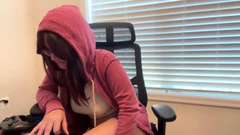 Snapshot of vvikki696996 chatting on 12/02/24, 04:31 Vikki y Valeria online show from 12/02/24, 04:31