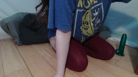 Snapshot of wacky_weirdo chatting on 10/28/25, 08:40 Rose online show from 10/28/25, 08:40