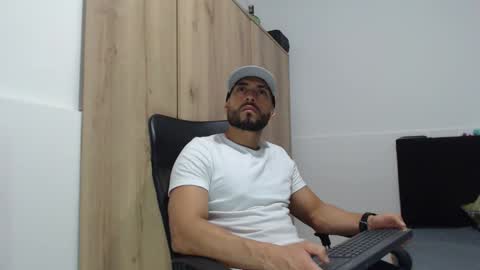 Snapshot of walter_brownn01 chatting on 10/30/25, 02:51 WALTER BROWN online show from 10/30/25, 02:51