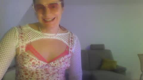 Snapshot of wannafeelitall chatting on 12/02/24, 05:37 Emilia inst online show from 12/02/24, 05:37