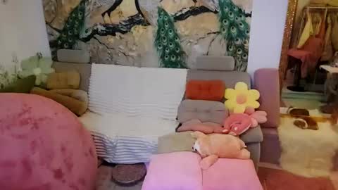 Emilia inst  online show from 11/10/25, 06:18