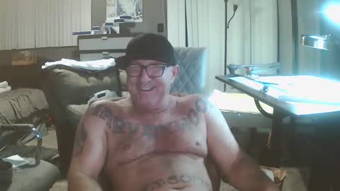 Snapshot of wantitbutyoucanthaveit chatting on 12/14/25, 07:58 inittogetitin online show from 12/14/25, 07:58