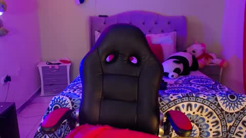 Snapshot of warisgoddes chatting on 01/07/25, 10:01 EMILY online show from 01/07/25, 10:01