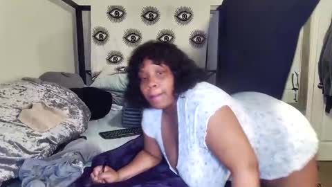 Snapshot of waterfalls69 chatting on 01/18/26, 06:28 LAUREN LUSH online show from 01/18/26, 06:28