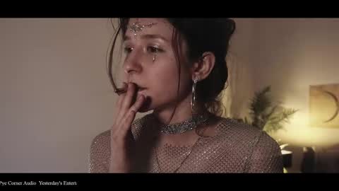 Snapshot of webcora chatting on 12/21/24, 08:10 Coraline online show from 12/21/24, 08:10