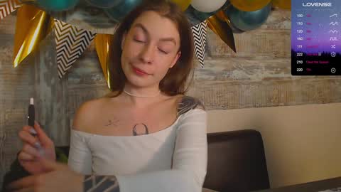 Snapshot of weed_princesss chatting on 12/23/24, 08:36 moon online show from 12/23/24, 08:36