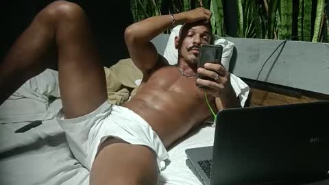 Snapshot of wellcrz chatting on 10/18/25, 10:21 wellcrz online show from 10/18/25, 10:21