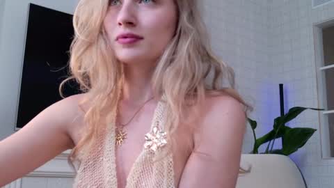 Snapshot of wellicaren chatting on 04/07/26, 12:38 CAREN online show from 04/07/26, 12:38