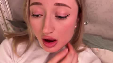 Snapshot of wendy_amber chatting on 02/05/25, 06:04 Daisy online show from 02/05/25, 06:04