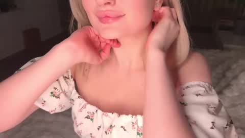 Snapshot of wendy_amber chatting on 03/01/25, 06:11 Daisy online show from 03/01/25, 06:11