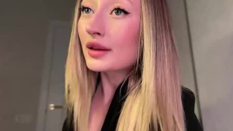 Snapshot of wendy_amber chatting on 09/13/25, 05:13 Daisy online show from 09/13/25, 05:13