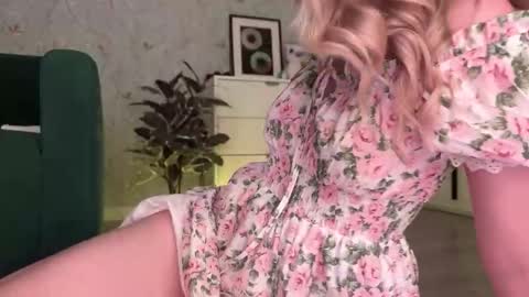 Snapshot of wendy_amber chatting on 10/03/25, 05:32 Daisy online show from 10/03/25, 05:32