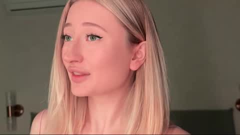 Snapshot of wendy_amber chatting on 02/23/26, 06:49 Daisy online show from 02/23/26, 06:49