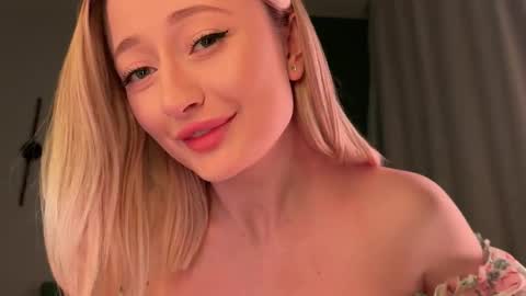 Snapshot of wendy_amber chatting on 03/16/26, 05:17 Daisy online show from 03/16/26, 05:17