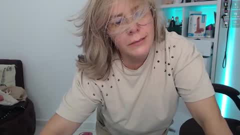 Snapshot of wet_liss chatting on 02/23/25, 07:49 Diva online show from 02/23/25, 07:49