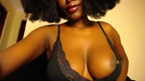 Snapshot of wet_wife_material chatting on 05/05/26, 03:36 Macey online show from 05/05/26, 03:36