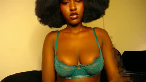 Snapshot of wet_wife_material chatting on 05/18/26, 01:06 Macey online show from 05/18/26, 01:06