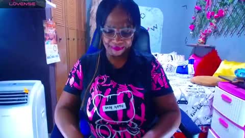 Snapshot of wethotass chatting on 01/12/25, 11:26 gina online show from 01/12/25, 11:26