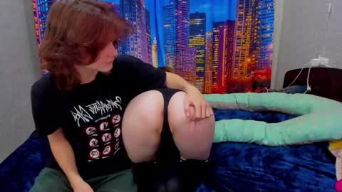 wettee_foxs online show from 09/19/25, 12:06