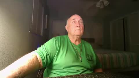 Snapshot of wfs2946 chatting on 12/17/24, 02:01 wfs2946 online show from 12/17/24, 02:01