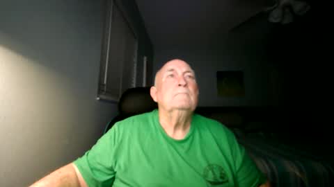 Snapshot of wfs2946 chatting on 10/24/25, 12:08 wfs2946 online show from 10/24/25, 12:08