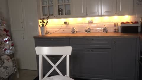 Snapshot of whats_her_name chatting on 12/04/24, 03:59 Victoria Maria online show from 12/04/24, 03:59