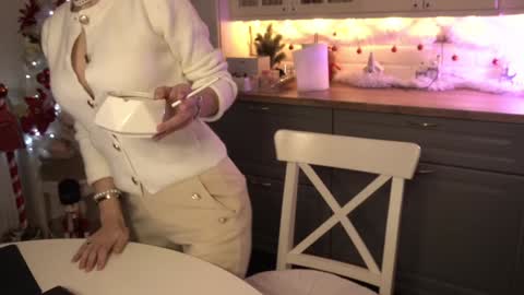 Snapshot of whats_her_name chatting on 12/29/24, 06:49 Victoria Maria online show from 12/29/24, 06:49