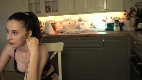 Snapshot of whats_her_name chatting on 12/30/24, 01:37 Victoria Maria online show from 12/30/24, 01:37