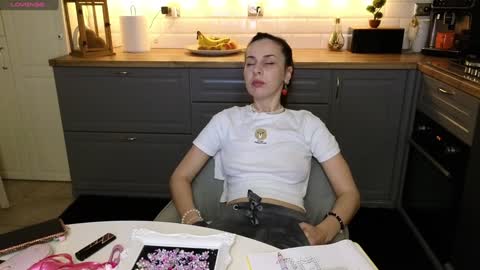 Snapshot of whats_her_name chatting on 01/13/25, 05:12 Victoria Maria online show from 01/13/25, 05:12