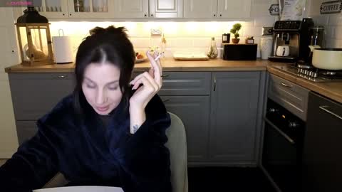 Snapshot of whats_her_name chatting on 01/17/25, 10:01 Victoria Maria online show from 01/17/25, 10:01