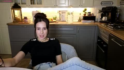 Snapshot of whats_her_name chatting on 01/22/25, 12:59 Victoria Maria online show from 01/22/25, 12:59