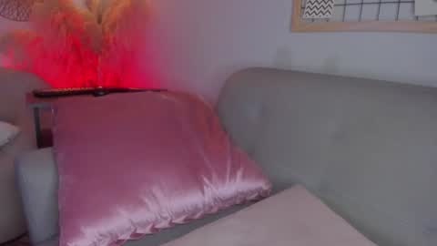 Snapshot of whiite_snow_ chatting on 01/08/25, 05:26 Sara online show from 01/08/25, 05:26