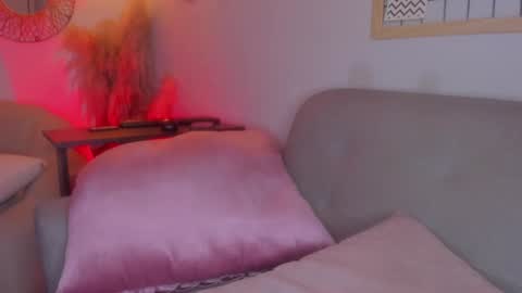 Snapshot of whiite_snow_ chatting on 01/15/25, 10:35 Sara online show from 01/15/25, 10:35