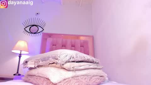 Snapshot of whiite_snow_ chatting on 11/11/25, 12:49 Sara online show from 11/11/25, 12:49