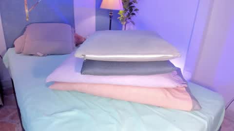 Snapshot of whiite_snow_ chatting on 01/07/26, 07:05 Sara online show from 01/07/26, 07:05