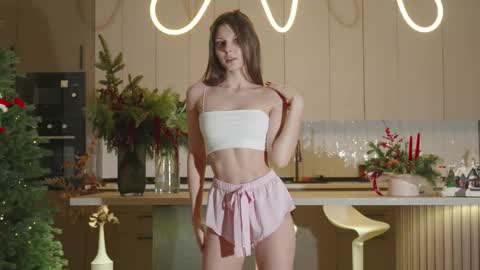 Snapshot of whisper_of_love chatting on 12/23/25, 02:20 Naomi online show from 12/23/25, 02:20