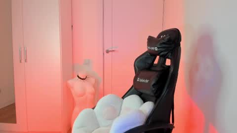 Snapshot of white_do11 chatting on 03/24/26, 02:27 Bella online show from 03/24/26, 02:27