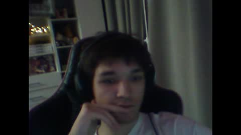 Snapshot of whitekingg chatting on 11/23/25, 01:33 whitekingg online show from 11/23/25, 01:33