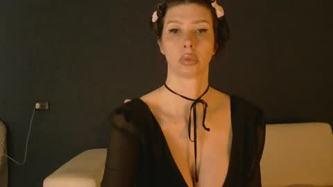White Queen online show from 05/24/26, 05:45
